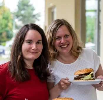 Kolleginnen nit Burger
